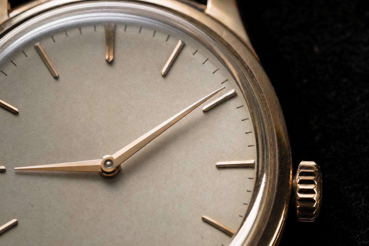Detailed shot of a vintage watch dial and hands in excellent original condition, highlighting clear indices and no signs of damage or refurbishment.